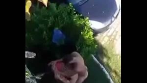 Descubrí a mi hermano culiando con su nueva polola en el jardín, se ven descubiertos y no paran!
