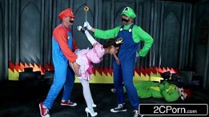 Princesa Peach premia con culo y mamada a Luigi y Mario